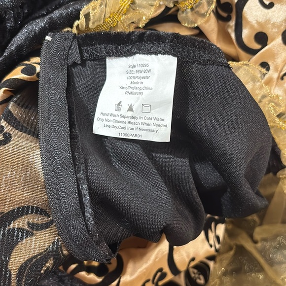 Gorgeous Plus Sized Masquerade Queen Halloween Costume with Mask - Picture 4 of 11